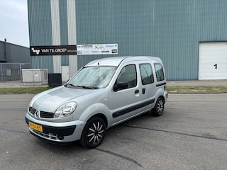 Renault Kangoo 1.6-16V Expression Automaat Lift voor rolstoel elektrisch. Distributiereiem en waterpomp vervangen bij 130.000 KM !!! Mooie en zeer goed onderhouden auto !!