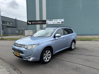 Mitsubishi Outlander 2.0 PHEV Instyle 4X4 Automaat 122 PK. Zeer mooie en goed onderhouden auto !!! Onverwoestbare auto !!