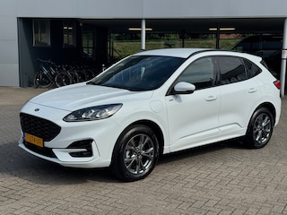 Ford Kuga 2.5 PHEV 225PK ST-Line AUTOMATIC | Lichtmetalen velgen 18" | Trekhaak | Navigatiesysteem full map | Airco (automatisch) | Cruise control | Autonomous Emergency Braking | 18 inch lichtmetalen velgen 5x2-spaaks in Rock Metallic | Apple Carplay/Android Auto | Cruise Control incl.