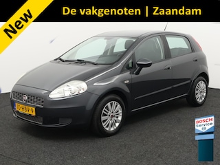 Fiat Punto Grande 1.4-16V Edizione Lusso Airco, boordcomputer, Elek. ramen voor, lage km stand met nap! Volledig onderhoud!! Zeer nette en comfortabele Fiat Grande Punto 1.4-16V in de luxe Edizione Lusso-uitvoering. Deze sportieve hatchback combineert Italiaanse stijl met degelijkheid en rijkelijke uitrusting. 1.4