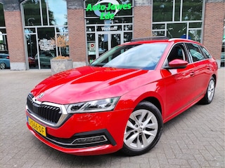 Skoda Octavia Combi 1.5 TSI First Edition Panoramadak - Wegklapbare trekhaak - Adaptieve Cr.control - Led Matrix verlichting