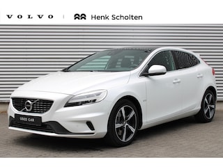 Volvo V40 1.5 T3 Polar+ Sport | Adaptieve Cruise Control | Blind Spot Information (BLIS) | Lane Keeping | Trekhaak Afneembaar | Harman/Kardon Premium Audio Installatie | Getint Glas Achter | Panorama Dak | Volvo Guard Alarm | Navigatiesysteem | Keyless Entry | Standkachel | Electronic Climate Control | Verwarmbare Voorstoelen | Connected Services Met Volvo On Call | Volledig Lederen Interieur