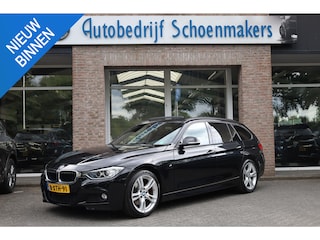BMW 3-serie Touring 320d High Executive CAMERA PANO HUD LEER 18"LMV NAVI ELEK-TREKHAAK CRUISE 2xPDC CLIMA ZWARTE-HEMEL ELEK-ACHTERKLEP NAP