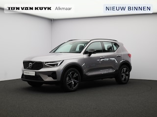 Volvo XC40 2.0 B4 Plus Dark / Elek. verstelbare stoelen / Stoel- + stuurwielverwarming / Pano. dak / Nubuck / Pilot Assist / Achterruitrijcamera / Harman Kardon