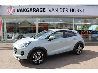Ford Puma 1.0-125pk EcoBoost Mild-Hybrid Titanium. Nieuw Model ! Van € 35.920,- voor € 27.880,-: ruim €. 8.000,- beneden nieuwprijs. Slechts 4.675km ! Fabrieksgarantie t/m 23-10-2028 ! Lane- en side assist, Navigatie, Telefoonvoorb., Winterpakket, LED verlichting etc.