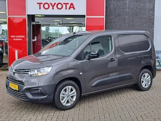 Toyota Proace City FIRST EDITON 50KWH NL-AUTO 1E-EIG APPLE/ANDROID LEDER CAMERA PARK-SENSOREN CRUISE 16'' LM-VELGEN TREKHAAK NAVI AIRCO