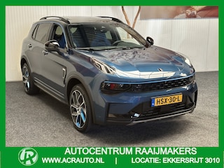 Lynk & Co 01 1.5 ZWARTE HEMEL 50 STUKS OP VOORRAAD ! VOL OPTIES ! 360 CAMERA ADAPTIVE CRUISE CONTROL PANORAMA SCHUIF/KANTELDAK APPLE CARPLAY/ANDROID RIJSTROOKSENSOREN ZEER MOOI !! 3010