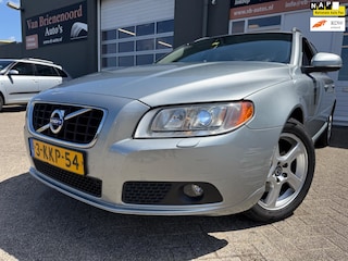 Volvo V70 1.6 T4 Nordic van 3de Eig met parkeersensoren en trekhaak en leer en navigatie en bluetooth telefoon
