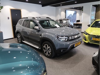 Dacia Duster 150 Pk Benzine *** AUTOMAAT * Ruige Stoere Journey Uitvoering * Navigatie * Achteruitrij Camera * Stoelverwarming * Dodehoekdetector *  Climate & Cruise Control * Hoge Zit * Stoere Kleur * Vingerhoets; Vierde Generatie Eersteklas Service !