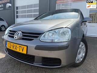 Volkswagen Golf 1.6 FSI Turijn van 3de Eig in 5 drs en automaat met trekhaak en airco