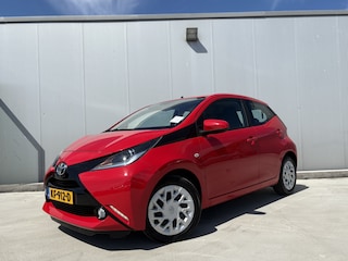 Toyota Aygo 1.0 VVT-i x-play | Achteruitrijcamera | Elektrische ramen voor | Airco | Bluetooth |