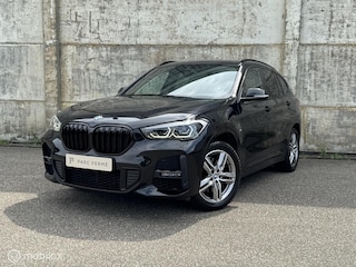 BMW X1 xDrive25e M-pakket/Cruise/Leder/Cam/Trekhaak/Headup/Ambient!