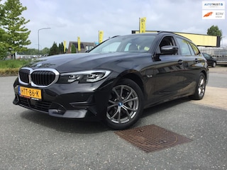BMW 3-serie Touring 330e Business Edition Plus I 293PK I Camera I Trekhaak I Ambiente I Full Led I Stoel & Stuurverw. I Half/Leder