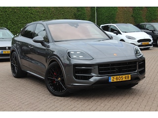 Porsche Cayenne 3.0 E-Hybrid / Trekhaak / Panoramadak / Camera / Head-up / Passenger Display / 22'' / Softclose / Bose / Sfeerverlichting / Keyless / Luchtvering / Sportuitlaat / Stuurverwarming / Sportdesign + Chrono /