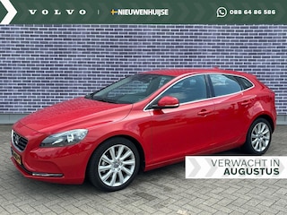 Volvo V40 2.0 T2 Summum | Leder | Stoelverwarming | Navigatie | Parkeersensoren | Keyless Entry | Verwarmbare Voorruit |
