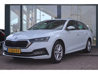 Skoda Octavia Combi 1.5 TSI First Edition | Kofferbakdeksel / Achterklep elektrisch bediend (openen + sluiten) | Panoramisch zonnedak elektrisch | Stoelverwarming voor
