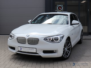 BMW 116i Business+ | Urban | Aut. Airco | Ambiente | Comfort Pakket | PDC | Navi | Schuif/Kanteldak Glas | Afneembare Trekhaak | Stoelverwarming | Shadow Line | Volledige Onderhoudshistorie |