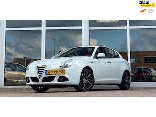 Alfa Romeo Giulietta 1.4 T Distinctive 170PK Navi Mooi! 18"LM velgen Nieuwe APK