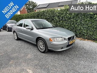 Volvo S60 2.4 Drivers Edition | Navi | Xenon | Autom. Airco | Cruise Control | LMV | Afn. Trekhaak | PDC | APK tot 10-04-2026!