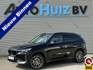 BMW X1 sDrive18i Trekhaak LED Keyless Entry Carplay 19 inch 4 Seizoenenbanden Achteruitrijcamera Premium Pack Stoelverwarming