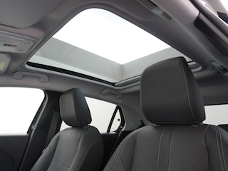 Opel Corsa Innovation 50kWh Pano-dak Leer 360°Camera Navi PDC-a+v Opel-Connect Apple Carplay Android Auto Stoelverwarming Ecc Stuurverwarming Cruise control Lmv Sensor dodehoek Visio park 1 Keyless Verkeersbord detectie Connected services Dealeronderhouden 1e Eigenaar Origineel Nederlandse Auto € 38.000 nieuw! Accugarantie tot 12-8-2028/160.000km