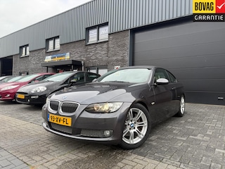 BMW 3-serie Coupé 335i High Executive | 2E EIGENAAR | 12MND GARANTIE | YOUNGTIMER | AUTOMAAT | AIRCO | XENON | LEDER | NAVI | LMV | CRUISE |