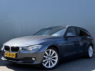 BMW 3-serie Touring BWJ 2013 318d 143 PK Upgrade Edition AUTOMAAT CLIMA / LMV 18 INCH / STOELVERW. / CRUISE / ANDROID AUTO / PRIV. GLAS / MULTIFUNCT. STUUR
