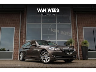 BMW 5-serie Touring 530i F11 Executive 272 pk | Automaat | 6 cilinder | Dakraam | Head-up | Camera | Navi | Sportstuur | Xenon | PDC | Cruise control | Stoelverwarming | 17 inch | ➡️