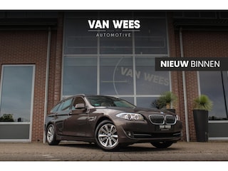 BMW 5-serie Touring 530i F11 Executive 272 pk | Automaat | 6 cilinder | Dakraam | Head-up | Camera | Navi | Sportstuur | Xenon | PDC | Cruise control | Stoelverwarming | 17 inch | ➡️
