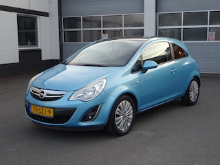 Opel Corsa 1.4-16V Cosmo Airco, cruise controle, licht metalen velgen, trekhaak, elektrische ramen, centrale vergrendeling, enz.
