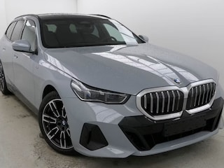 BMW 5-serie Touring 520iA M-SPORT ** ADAPT. LED, LEDER, PANORAMA, TREKH, H&K SOUND, DR. ASS+ ** 1e EIG - UNFALLFREI ** ** INFORMEER OOK NAAR ONZE AANTREKKELIJKE FINANCIAL-LEASE TARIEVEN **