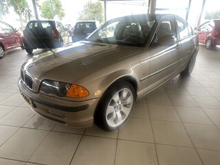 BMW 320i Executive Tot eind augustus voor meeneemprijs, daarna volledig interieur, radio, en barst uit raam wordt gehaald. Zeer nette, goed lopende en UNIEKE 2 LITER - V6, enige te koop