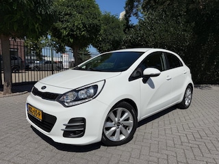 Kia Rio 1.2 (4 cil.), Clima, Navigatie, Cruise Control, Achteruitrijcamera, Parkeersensoren, Led, LM-velgen 16", Bluetooth, Isofix