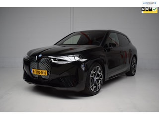 BMW iX XDrive50 High Executive 112 kWh SPORT / LUCHTVERING / EL. TREKHAAK / PANORAMADAK / 4-WIELSTURING / HARMAN-KARDON / NAP /BTW
