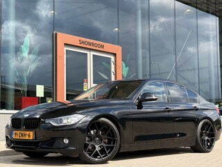 BMW 320i High Executive | Navi | Leder | 260PK | Elect Trekhaak |