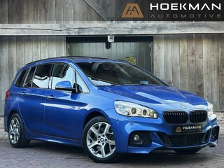 BMW 2-serie Tourer 220i High Executive M-sport Automaat | LED, Panoramadak, Trekhaak, Head-Up, ACC, Keyless, Stoelverw., Navi