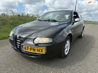 Alfa Romeo 147 1.6 T.Spark Edizione Esclusiva incl nieuwe apk en garantie ! + boekjes
