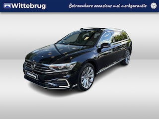 Volkswagen Passat Variant 1.4 TSI PHEV GTE Business / Panorma dak / Zwenkbare trekhaak / Virtual cockpit / Suede bekleding / Matrix koplampen
