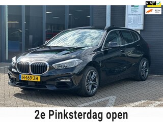 BMW 118i Executive Edition/1STE EIG/NAVI/CARPLAY/LED/NL AUTO NAP!!