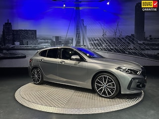 BMW 118i High Executive *M-Pack*Pano*HarmanKardon*M-Technic Stoelen*