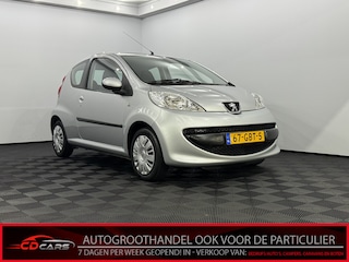 Peugeot 107 1.0-12V XS Airco, Radio Bij de verkoop van gebruikte voertuigen door CD-Cars wordt geen standaard garantie verstrekt. De koper aanvaardt het voertuig in de staat waarin het zich bevindt op het moment van aankoop, Vo