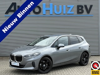 BMW 2-serie Tourer 220i High Executive Harman-Kardon Leer Trekhaak Head-Up Display Carplay Stuurwielverwarming Keyless Entry