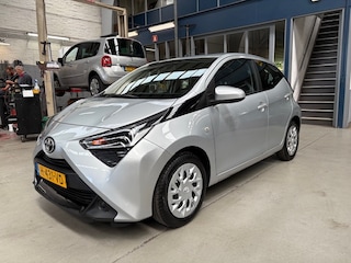 Toyota Aygo 1.0 VVT-i 72pk 5D x-play | Navigatie | Apple carplay / Android auto | Camera | Airco | NAP | Rijklaar prijs!