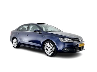 Volkswagen Jetta 1.4 TSI Hybrid Highline Executive-Pack Aut. *PANO | BI-XENON | NAVI-FULLMAP | CAMERA | HEATED-COMFORTSEATS | ECC | PDC | PRIVACY-GLASS | CRUISE | RADIO-CD | SHIFT-PADDLES | 17''ALU*