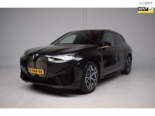 BMW iX XDrive40 SPORT 77 kWh ORG.NED / NAP / SKY-LOUNGE PANORAMADAK / 360CAMERA / TREKHAAK / HARMAN-KARDON / HEAD-UP