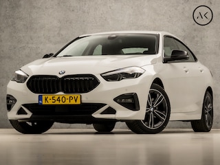 BMW 218i Executive Sportline Automaat (APPLE CARPLAY, M STUUR, GROOT NAVI, LEDER, SFEERVERLICHTING, SPORTSTOELEN, DAB+, CRUISE, LED KOPLAMPEN, NIEUWSTAAT)