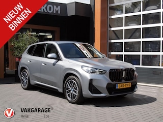 BMW iX1 eDrive20 67 kWh | M-Pakket | NL-Auto | Innovation Pack | BMW Individual Frozen Pure Grey