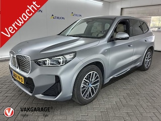 BMW iX1 eDrive20 67 kWh | M-Pakket | NL-Auto | Innovation Pack | BMW Individual Frozen Pure Grey