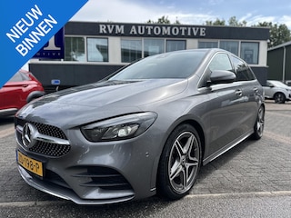 Mercedes-Benz B-klasse 180 Business Solution AMG ORIGINEEL NL AUTO MET NAP / ELEKTRISCHE ACHTERKLEP / STOELVERWARMING / TREKHAAK / CAMERA / UNIEKE KM-STAND | RIJKLAAR GELEVERD MET 12 MND BOVAG GARANTIE TIE