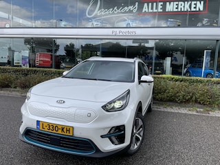 Kia Niro ExecutiveLine 64 kWh Achteruitrijcamera - Cruise control - Navigatiesysteem full map - Parkeersensoren voor en achter - Dodehoek detector - Lederen bekleding - Lederen stuurwiel - Mistlampen voor